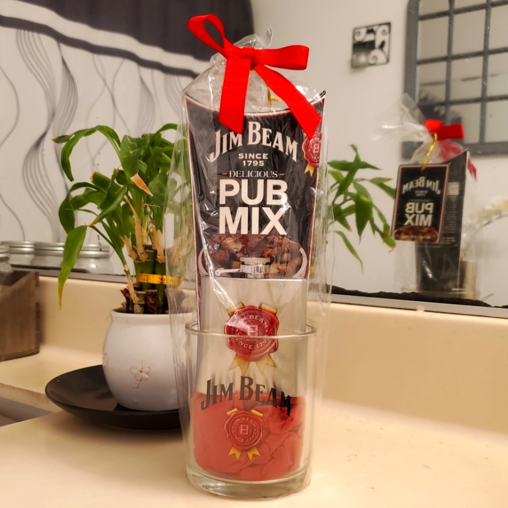 Jim Beam Whiskey flask gift set NWT